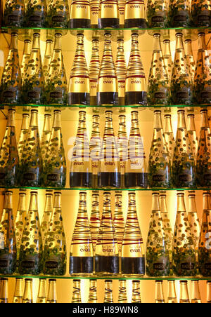 Vancouver, BC, Canadá - 26 de julio, 2010: Filas de Evian y Badoit botellas de agua mineral en estantería retroiluminada. Ambas bebidas son portraye