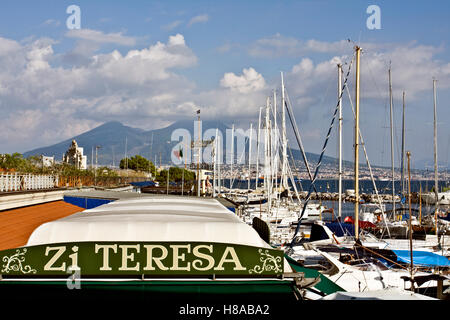 Vista de Nápoles con el volcán Vesubio y el famoso restaurante Zi Teresa en Borgo Marinaro, Mergellina, Nápoles, Campania