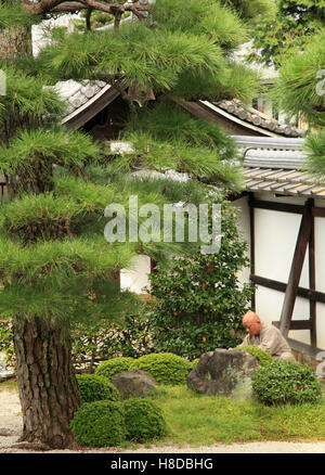 Japón, Kyoto, Chishaku-en el templo, el jardín, el jardinero, monje, Foto de stock