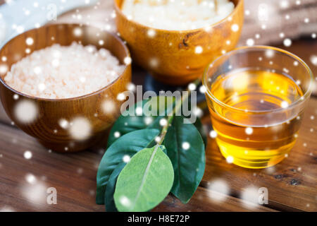 Concepto de spa composición de miel, sal marina y velas de cera natural  sobre fondo de madera
