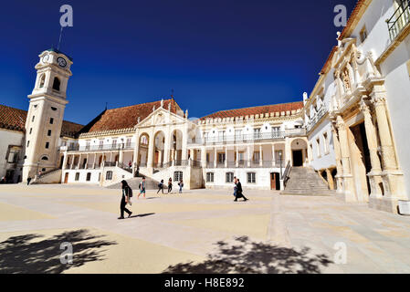 Portugal, Coimbra: estudiantes y turistas pasando el campus histórico de la Universidad de tierra Foto de stock