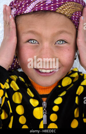 Retrato de la pequeña y hermosa niña, en Bulunkul kirguiz village en GBAO provincia, Tayikistán Foto de stock