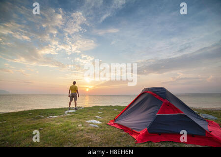 Amanecer en día de camping Foto de stock