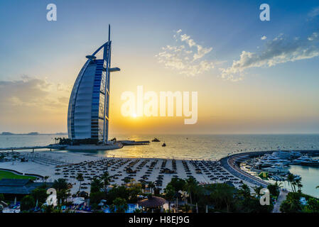 El Burj Al Arab, Jumeirah Beach al atardecer, Dubai, Emiratos Árabes Unidos, Oriente Medio