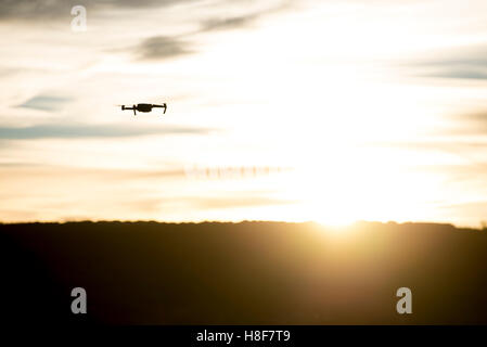 Drone moderna siluetas contra sunset Foto de stock