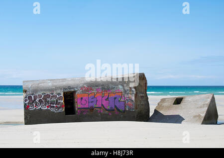 Búnker de guerra en la playa en la Torche, Bretaña Foto de stock