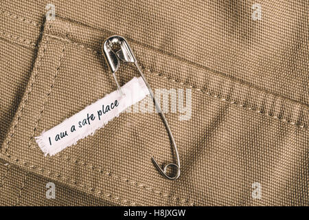 El pasador de seguridad de la ropa con la etiqueta '#Safetypin' como un  símbolo de solidaridad Fotografía de stock - Alamy