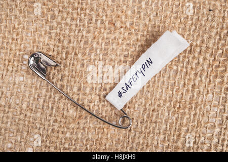 El pasador de seguridad de la ropa con la etiqueta '#Safetypin' como un  símbolo de solidaridad Fotografía de stock - Alamy