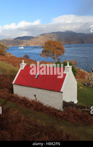 Preciosa casa blanca con tejado rojo por las orillas del Lago Shieldaig en otoño Foto de stock