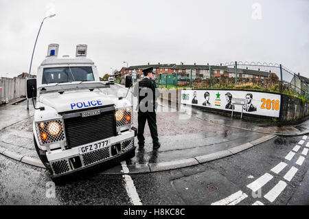 Belfast, Irlanda del Norte. 13 Nov, 2016. PSNI Mesa bloquee una carretera en una zona Kenadoon, republicano de Belfast occidental para facilitar un desfile republicano. Crédito: Stephen Barnes/Alamy Live News Foto de stock
