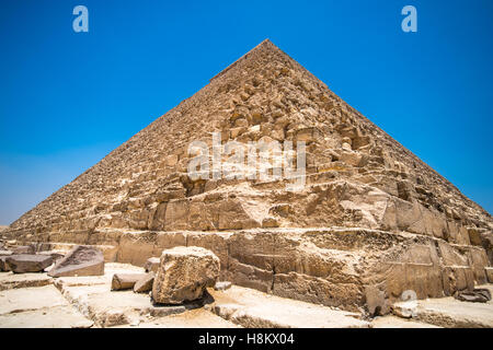 El Cairo, Egipto. Cerrar la vista de gusano de la coquilla piedras (caliza) que conforman las grandes Pirámides de Giza.