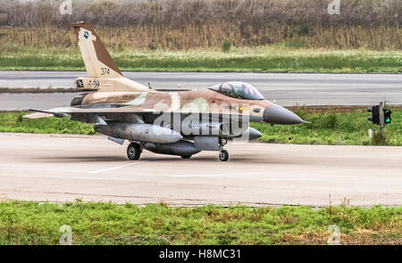 La Fuerza Aérea Israelí (IAF) F-16C (Barak) de aviones de combate en el despegue Foto de stock
