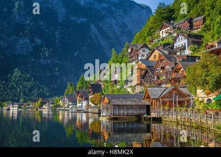 Ver postal clásica de Hallstatt famosa ciudad lacustre en los Alpes en la hermosa luz matinal en verano, Salzkammergut, Austria Foto de stock