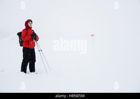 Mujer vistiendo traje de esquí en invierno el paisaje, Suecia, Laponia Foto de stock