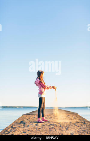 Niña de 10 años en el mar. retrato de un adolescente. chica con gafas de  sol bebe de una pajita una bebida en el mar en la playa.