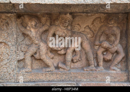 Panel mostrando escena de danza, base del mandapa, templo Airavatesvara Darasuram, complejos, Tamil Nadu, India. Foto de stock