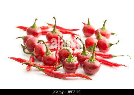 Pimientos chili rojo aislado sobre fondo blanco.
