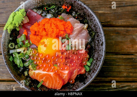 Surtido de sashimi japonés cuenco de arroz con vieiras, atún, huevas de salmón y huevo Foto de stock