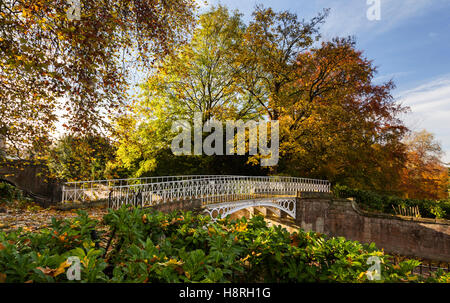 Otoño en Sydney Gardens, Bath, Somerset - Puente sobre Kennet y Avon Canal, Inglaterra, Reino Unido Foto de stock