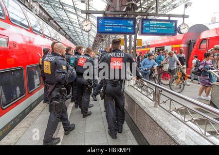 La policía, agentes de la policía federal en una plataforma de la estación principal de Colonia (Alemania), la unidad de la policía antidisturbios Foto de stock