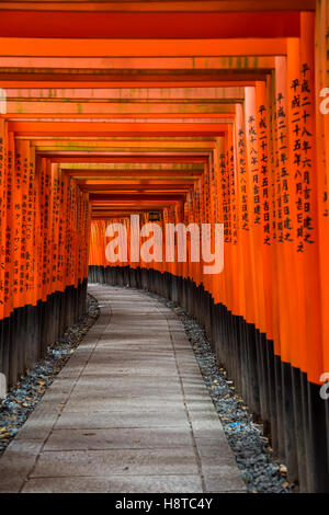 Pasarela en el santuario Fushimi Inari en Kioto, Japón Foto de stock
