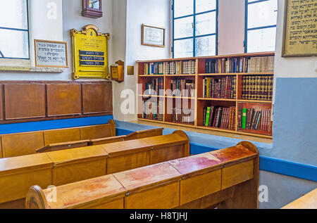 La pequeña biblioteca al lado de los adoradores de bancos en la sinagoga Ashkenazi Ari Foto de stock