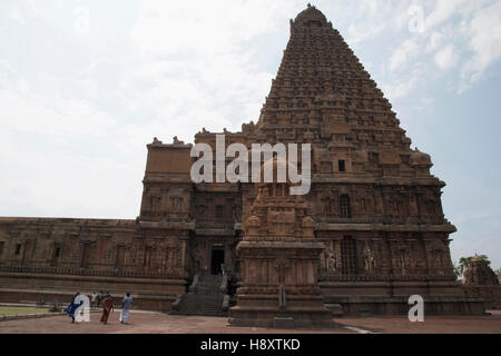 Santuario Cahndikesvara delante y templo Brihadisvara, Tanjore, Tamil Nadu, India. Vista desde el norte Foto de stock
