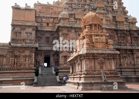 Santuario Chandikesvara y entrada norte, Templo Brihadisvara, Tanjore, Tamil Nadu, India. Vista desde el norte Foto de stock