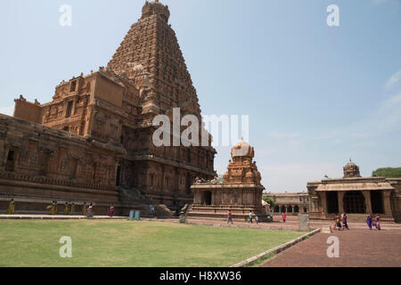 Templo Brihadisvara Subrahamaniyam Chandikesvara santuario y santuario de la extrema derecha, Tanjore, Tamil Nadu, India. Vista desde el Noreste. Foto de stock