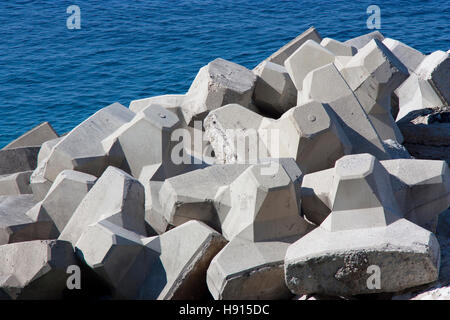 Rompeolas de hormigón en el mar Adriático Foto de stock