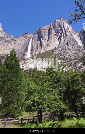 Upper yosemite fall en el parque nacional Yosemite, California, EE.UU. en primavera. Foto de stock