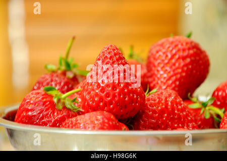 https://l450v.alamy.com/450ves/h98g6k/fresas-frescas-en-una-cesta-preparada-para-comer-h98g6k.jpg