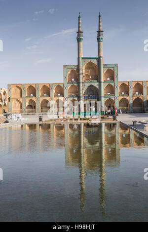 YAZD, Irán - Octubre 07, 2016: Amir Chakhmaq Complex en Yazd, Irán Foto de stock