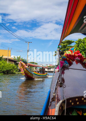 Barcos de vela hacia arriba y hacia la parte de los canales del río Chao Praya en Bangkok. Los barcos adornados con religiosas para garantizar un paso seguro