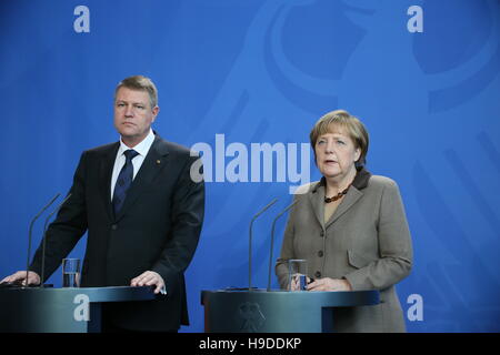 Presidente de Rumania Klaus Iohannis da la declaración de prensa conjunta con la Canciller Merkel el 26 de febrero de 2015 en Berlín, Alemania
