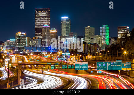 Pittsburgh skyline por la noche. La rush hour traffic deja estelas de luz en la I-279 parkway