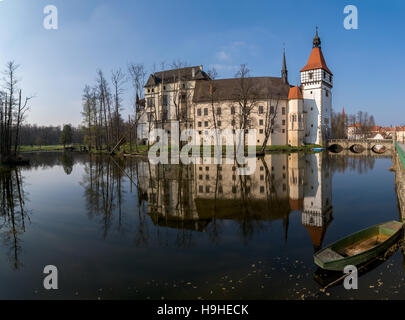 Castillo Blatna en pequeña ciudad en el sur de Bohemia, República Checa Foto de stock