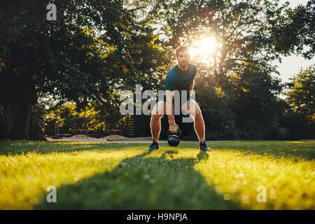 Entrenamiento Entrenamiento Kettlebell swing al hombre en el gimnasio con  paredes rojas Fotografía de stock - Alamy