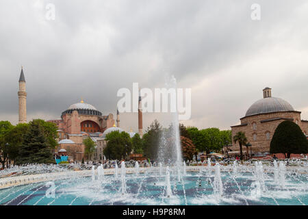 Hagia Sophia y la fuente en la plaza de Sultanahmet, en Estambul. Foto de stock