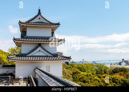Japón Akashi castillo, AKA Kishun-jo. Shikuri pared de yeso blanco que conduce a la 3 historia Tatsumi yagura, torreta. Blue Sky. Antecedentes del Puente Akashi. Foto de stock