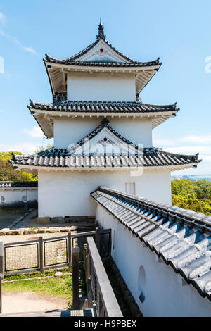 Japón Akashi castillo, AKA Kishun-jo. Shikuri pared de yeso blanco que conduce a la 3 historia Tatsumi yagura, torreta. En horario diurno. Blue Sky. Foto de stock