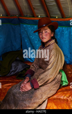 Mongolia, provincia Ovorkhangai, Orkhon Valley, campamento nómada, joven en el yurt