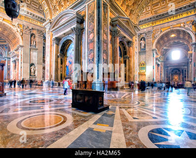 Interior de la Basílica de San Pedro en Roma, Italia Foto de stock