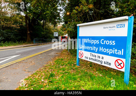 Cartel a la entrada de Whipps Cross University Hospital, Waltham Forest, Londres. Parte de Barts Salud NHS Trust Foto de stock