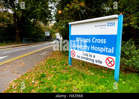 Cartel a la entrada de Whipps Cross University Hospital, Waltham Forest, Londres. Parte de Barts Salud NHS Trust Foto de stock