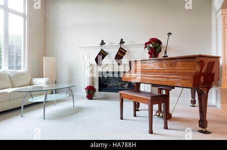Grand Piano rodeado de objetos durante la Navidad con luz natural que entra a través de la ventana del salón.