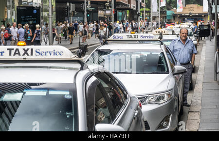 Una larga espera para los conductores de taxi en Sydney desde la introducción de Uber y otras organizaciones para compartir viaje Foto de stock