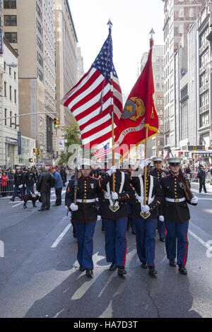 Desfile del Día de los veteranos, también conocida como America's Parade; marchas hasta 5th Avenue en la Ciudad de Nueva York. Los Marines marchando. Foto de stock