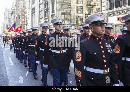 Desfile del Día de los veteranos, también conocida como America's Parade; marchas hasta 5th Avenue en la Ciudad de Nueva York. Los Marines marchando. Foto de stock