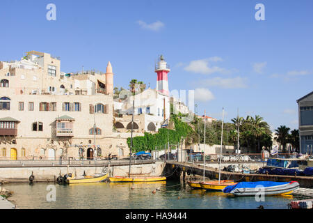 TEL AVIV - Julio 13, 2014: Barcos y el faro en el antiguo puerto de Jaffa. Puerto de Jaffa en un antiguo puerto con 3000 años de historia. Ahora parte de la ciudad de Foto de stock